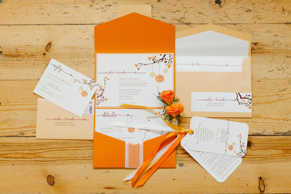 Thiệp cưới đẹp màu trắng phong thư và họa tiết cam rực rỡ