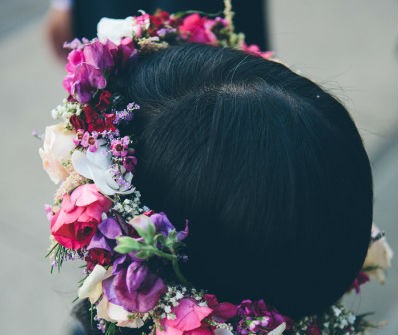 Tóc cô dâu ngắn đội vòng hoa đầy màu sắc