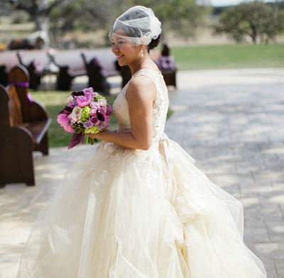 Váy cưới đẹp màu kem chất voan bồng bềnh