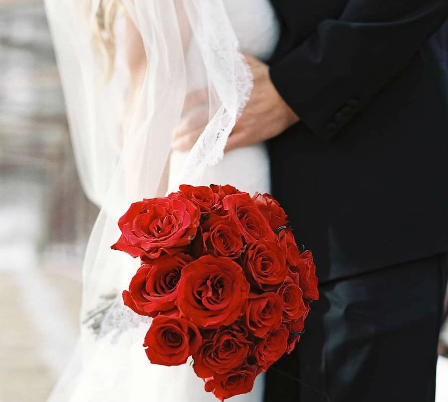 Hoa cưới cầm tay cô dâu được kết từ hoa hồng đỏ