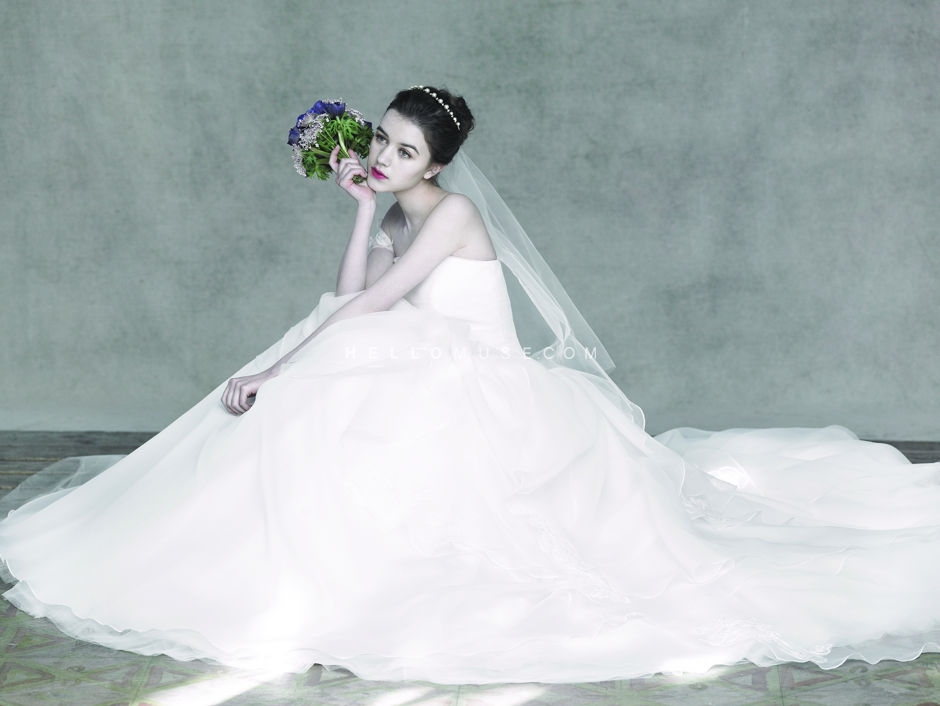 Váy cưới đẹp màu trắng cúp ngực chất liệu voan xòe