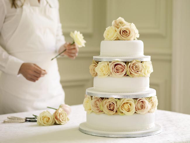 Bánh cưới đẹp 3 tầng trang trí hoa hồng trắng