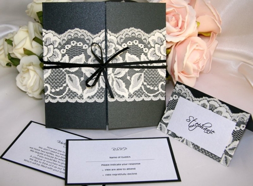Thiệp cưới đẹp màu đen trang trí họa tiết ren trắng