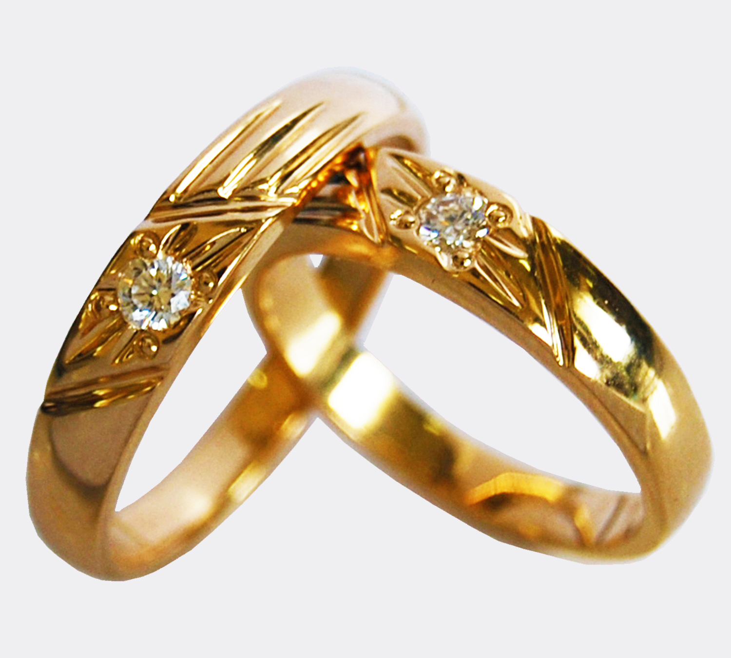 Nhẫn cưới vàng khắc họa tiết sắc sảo đính kim cương