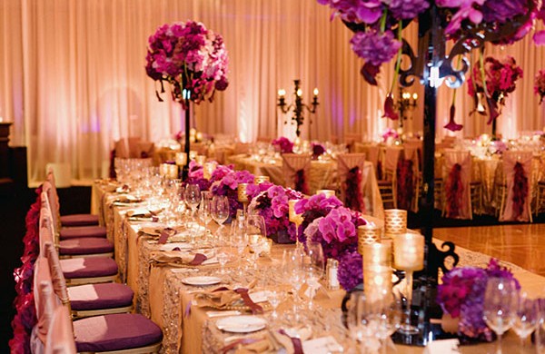 Hoa trang trí bàn tiệc màu tím được kết từ hoa lan tươi cao cấp