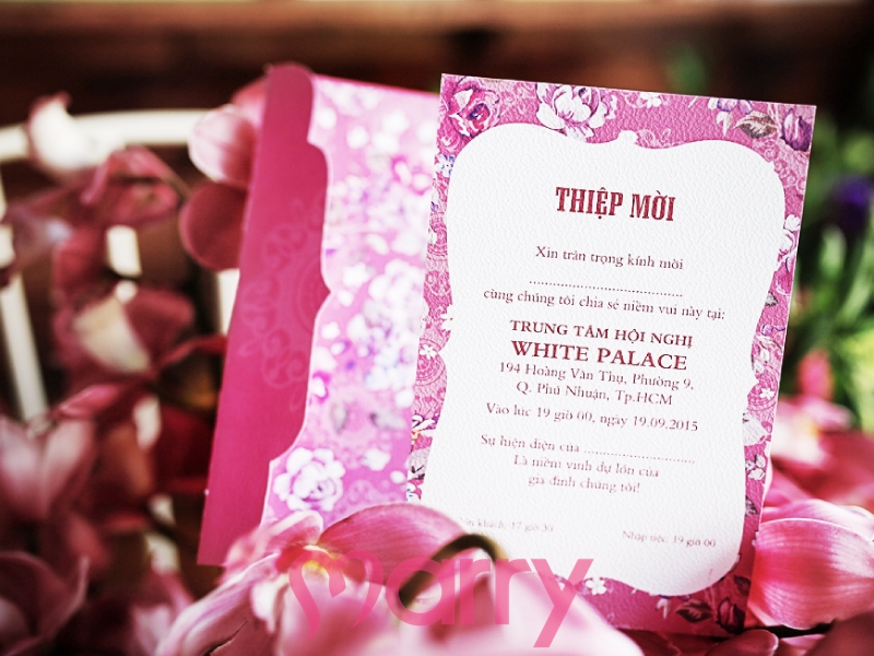 Thiệp cưới đẹp màu hồng in họa tiết hoa cổ điển