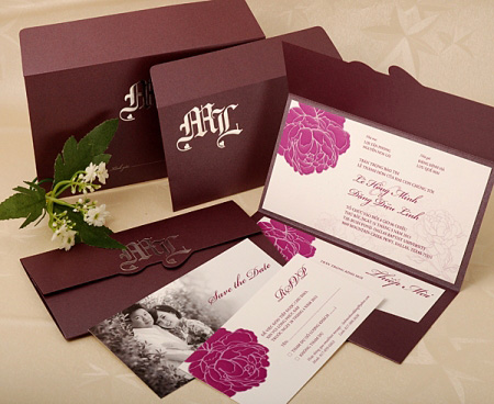 Thiệp cưới đẹp màu tím trang trí hoa đơn giản
