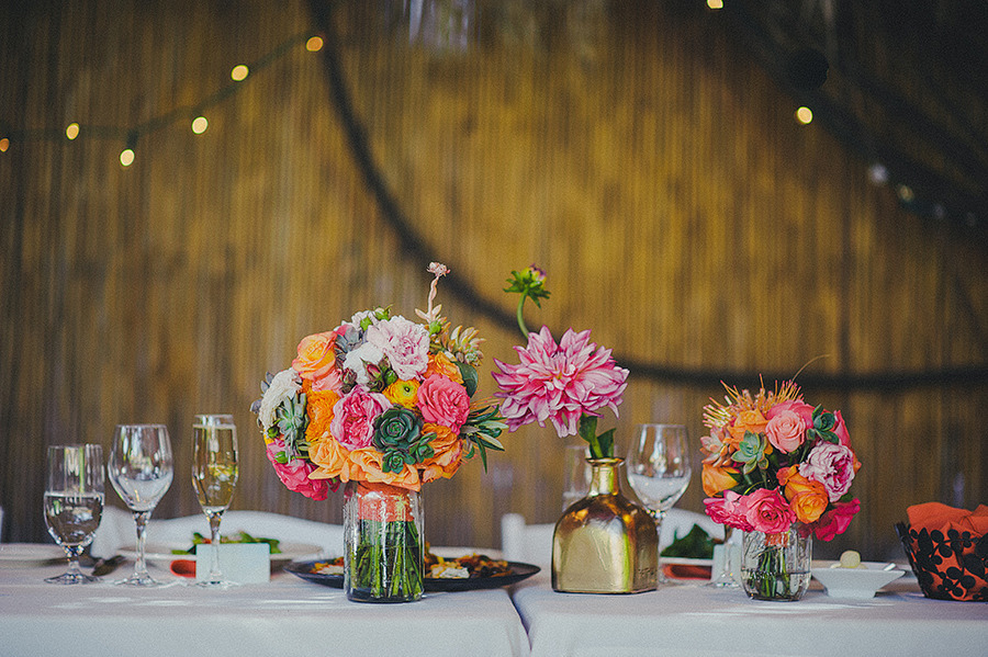 Hoa trang trí bàn tiệc màu cam kết từ hoa hồng và cúc bách nhật