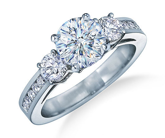 Nhẫn cưới vàng trắng đính kim cương sang trọng và nổi bật