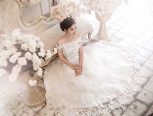 Váy cưới đẹp màu trắng trễ vai chất liệu ren cầu kỳ