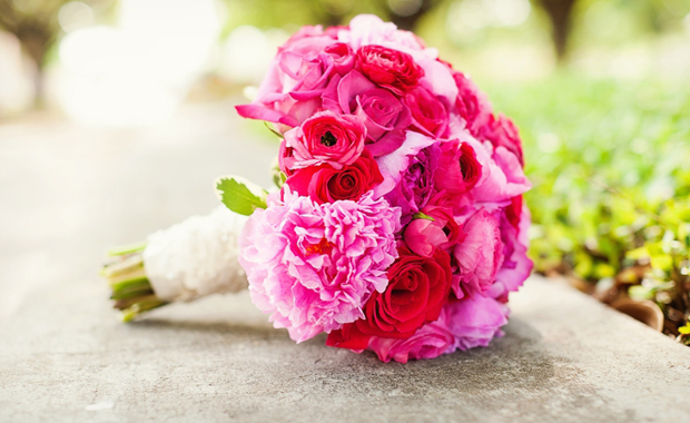Hoa cầm tay cô dâu màu hồng kết từ hoa hồng và mẫu đơn