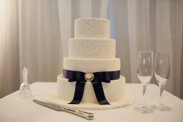 Bánh cưới đẹp 4 tầng màu trắng trang trí ruy băng đơn giản
