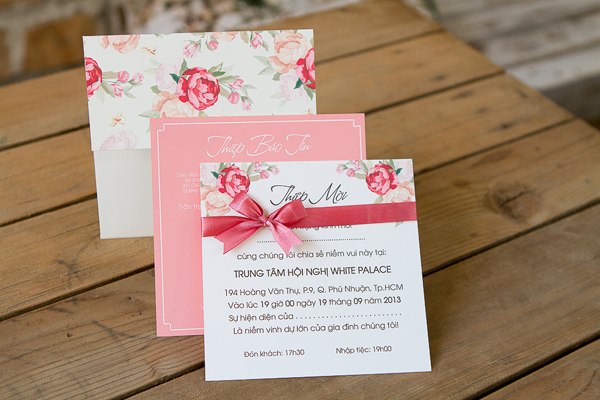 Thiệp cưới đẹp màu hồng phấn họa tiết hoa sang trọng