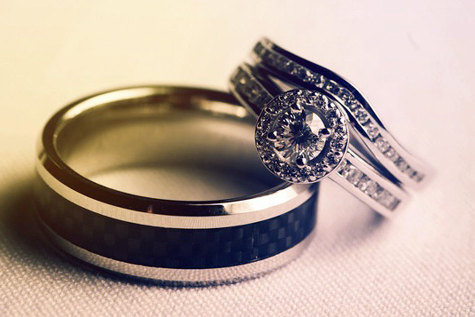 Nhẫn cưới vàng trắng đính đá và kim cương sang trọng