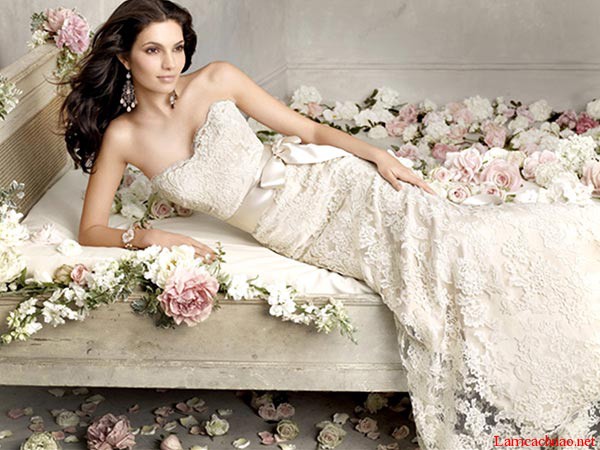 Váy cưới đẹp dáng ôm đuôi cá chất liệu ren may cúp ngực