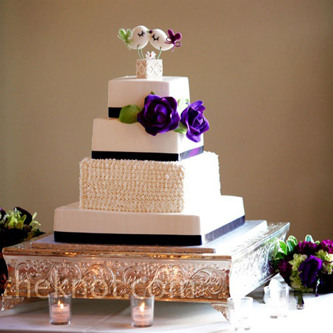 Bánh cưới đẹp 4 tầng màu trắng trang trí hoa hồng tím
