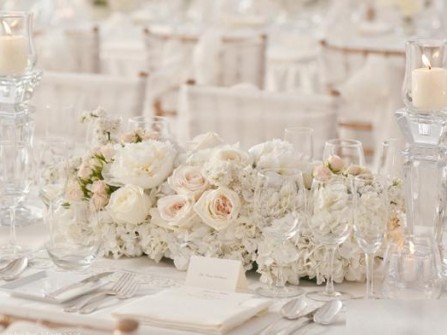 Hoa trang trí bàn tiệc màu trắng được kết từ hoa hồng và mẫu đơn