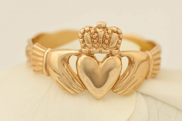Nhẫn cưới vàng hình tượng hai bàn tay đỡ trái tim độc đáo