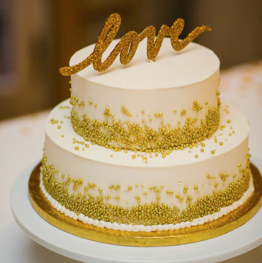 Bánh cưới đẹp màu trắng 2 tầng trang trí phụ kiện vàng đồng