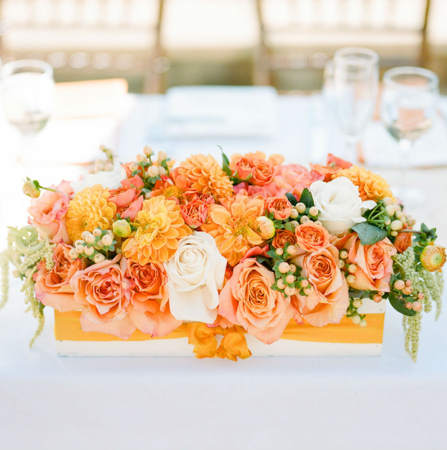 Hoa trang trí bàn tiệc màu cam kết từ hoa hồng và thược dược