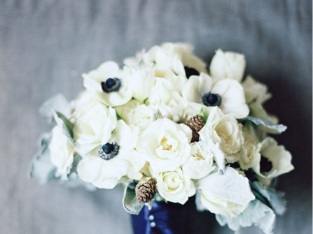 Hoa cầm tay cô dâu màu trắng kết từ hoa hồng và anh túc