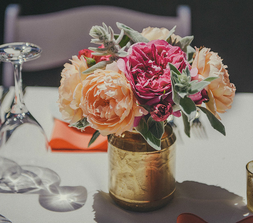 Hoa trang trí bàn tiệc kết từ hoa mẫu đơn nhiều màu sắc