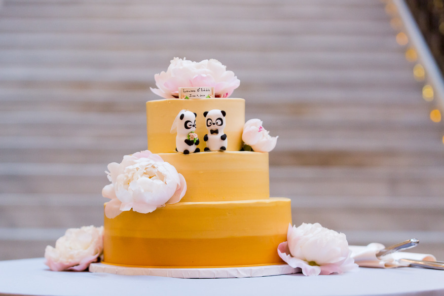 Bánh cưới đẹp 3 tầng màu vàng ombre trang trí hoa mẫu đơn