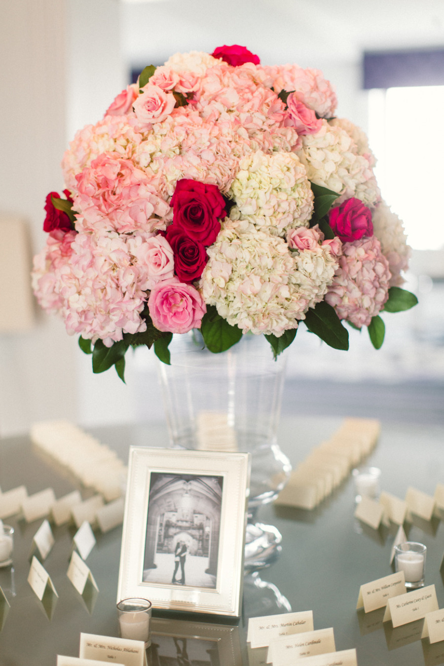 Hoa trang trí bàn tiệc màu hồng phấn kết từ cẩm tú cầu