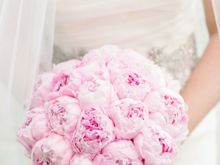 Hoa cầm tay cô dâu màu hồng kết từ hoa mẫu đơn hồng