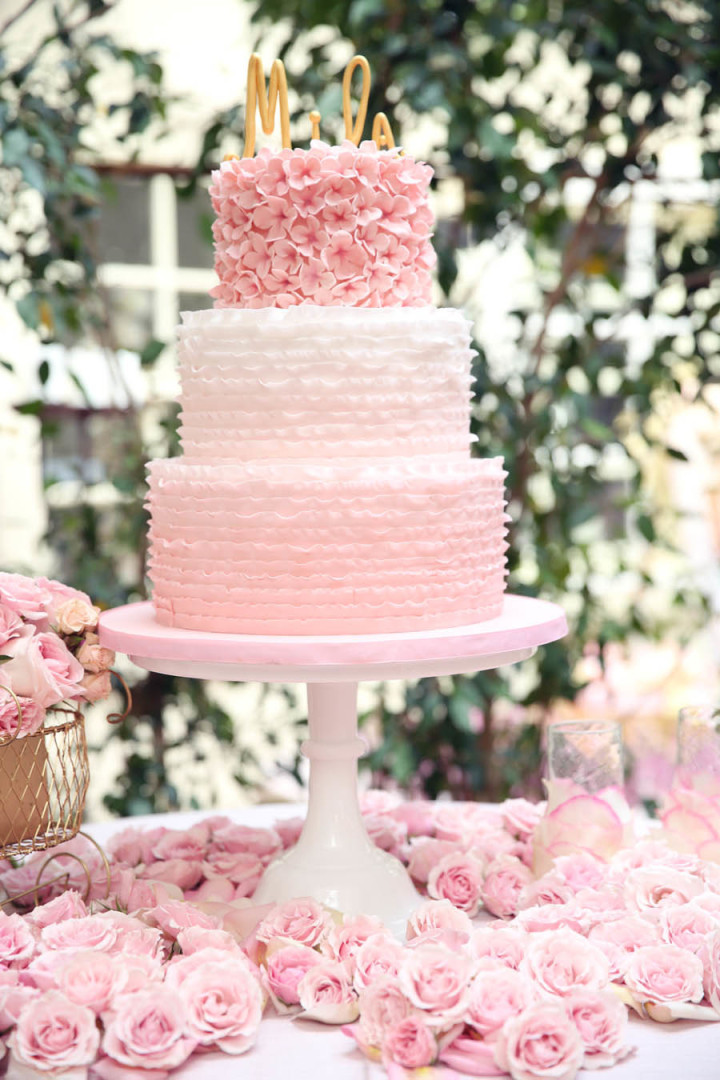 Bánh cưới 3 tầng kết hoa màu hồng