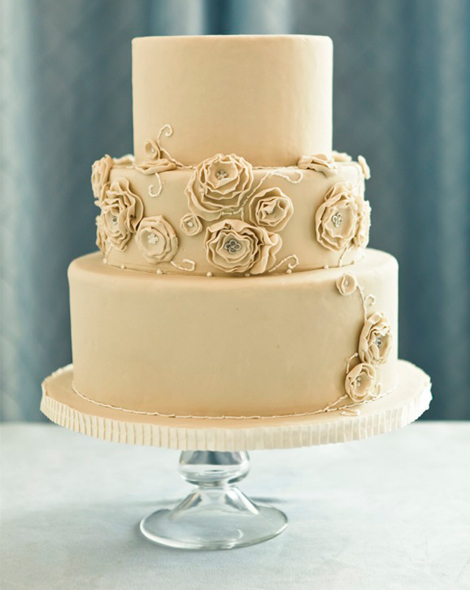 Bánh cưới đẹp 3 tầng màu kem đơn giản