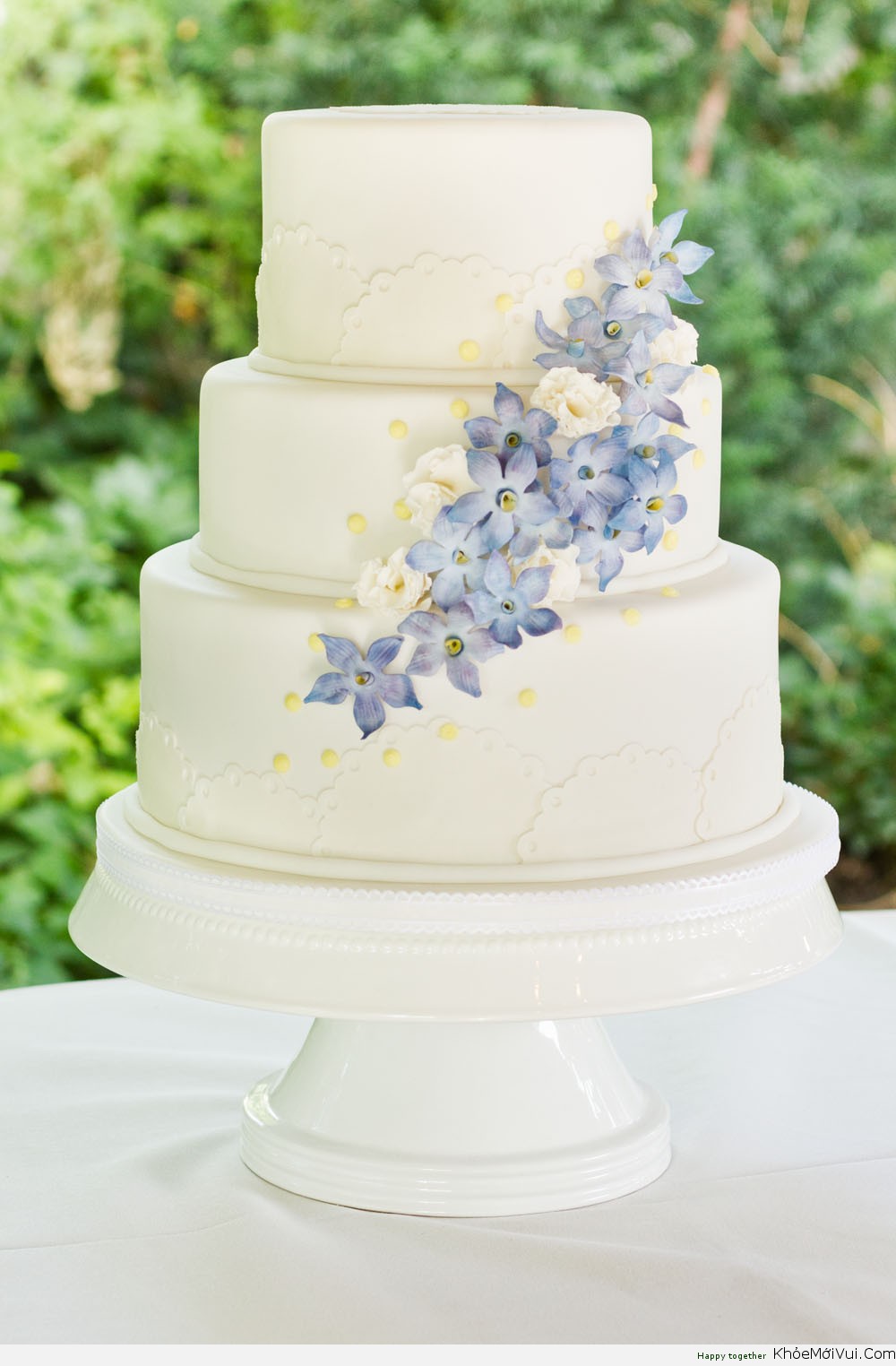 Bánh cưới đẹp 3 tầng kết hoa nhỏ màu xanh ngọt ngào