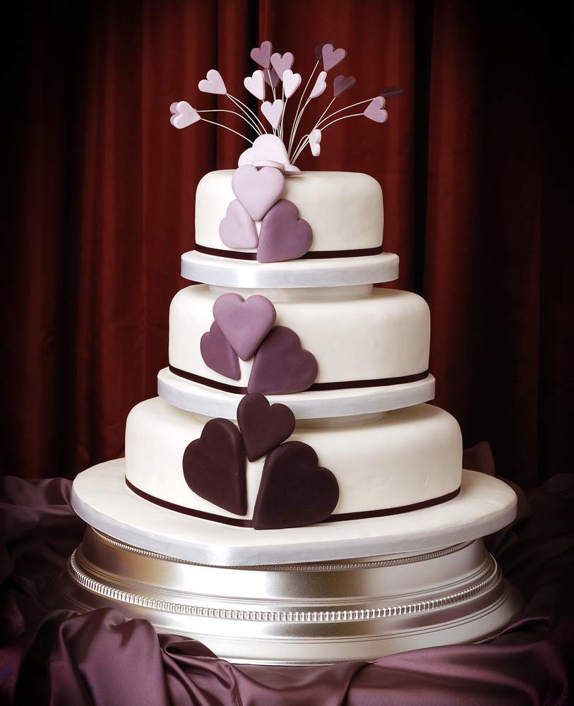 Bánh cưới 3 tầng màu trắng với trái tim màu tím