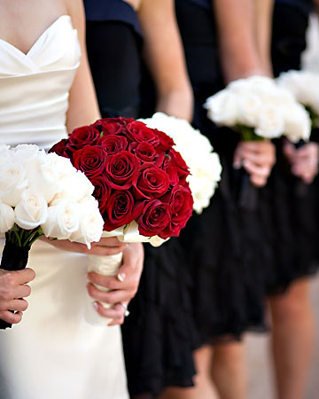 Hoa cưới cầm tay cô dâu kết hợp đỏ trắng