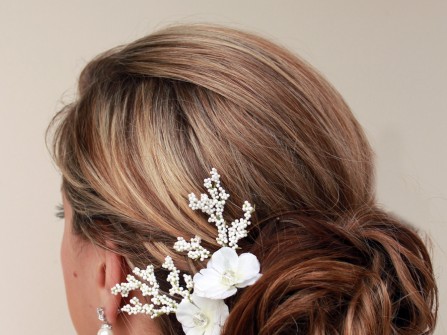 Tóc cô dâu búi thấp điểm hoa trắng đơn giản
