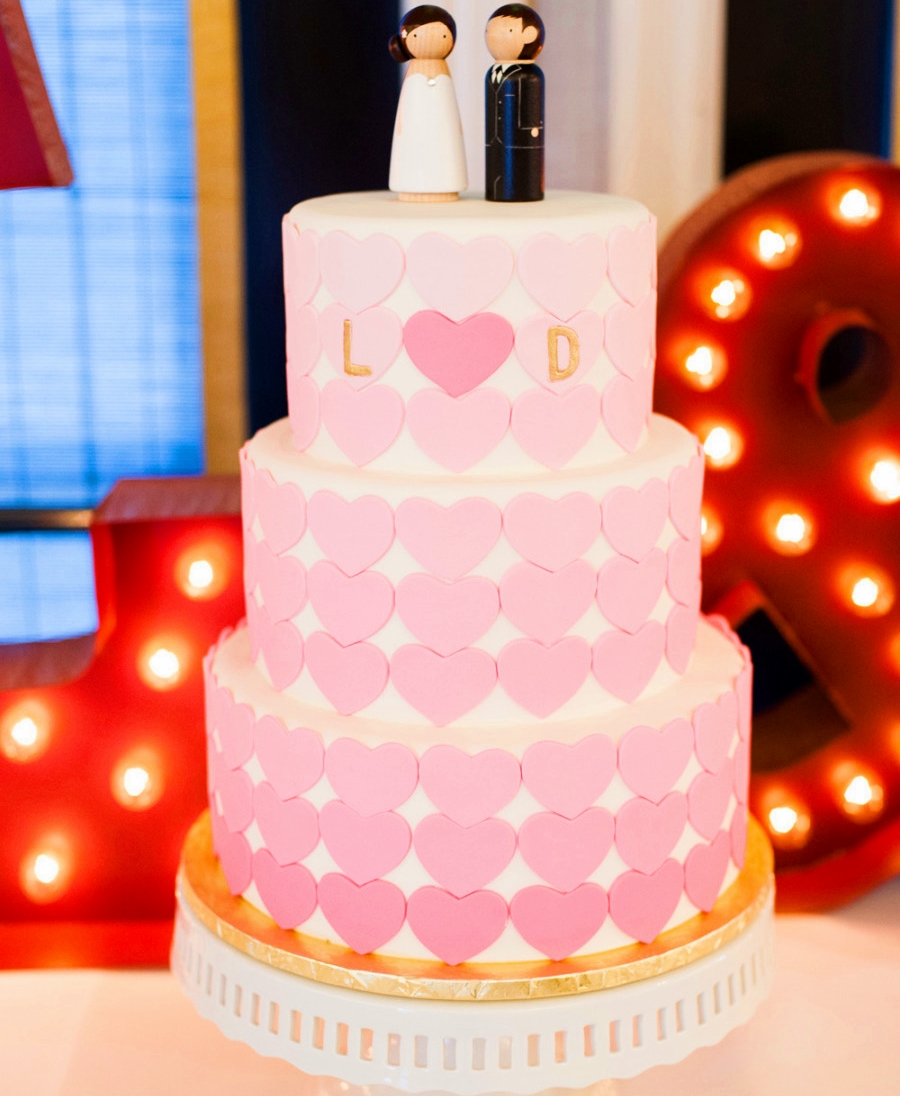 Bánh cưới đẹp 3 tầng trang trí trái tim màu hồng ombre