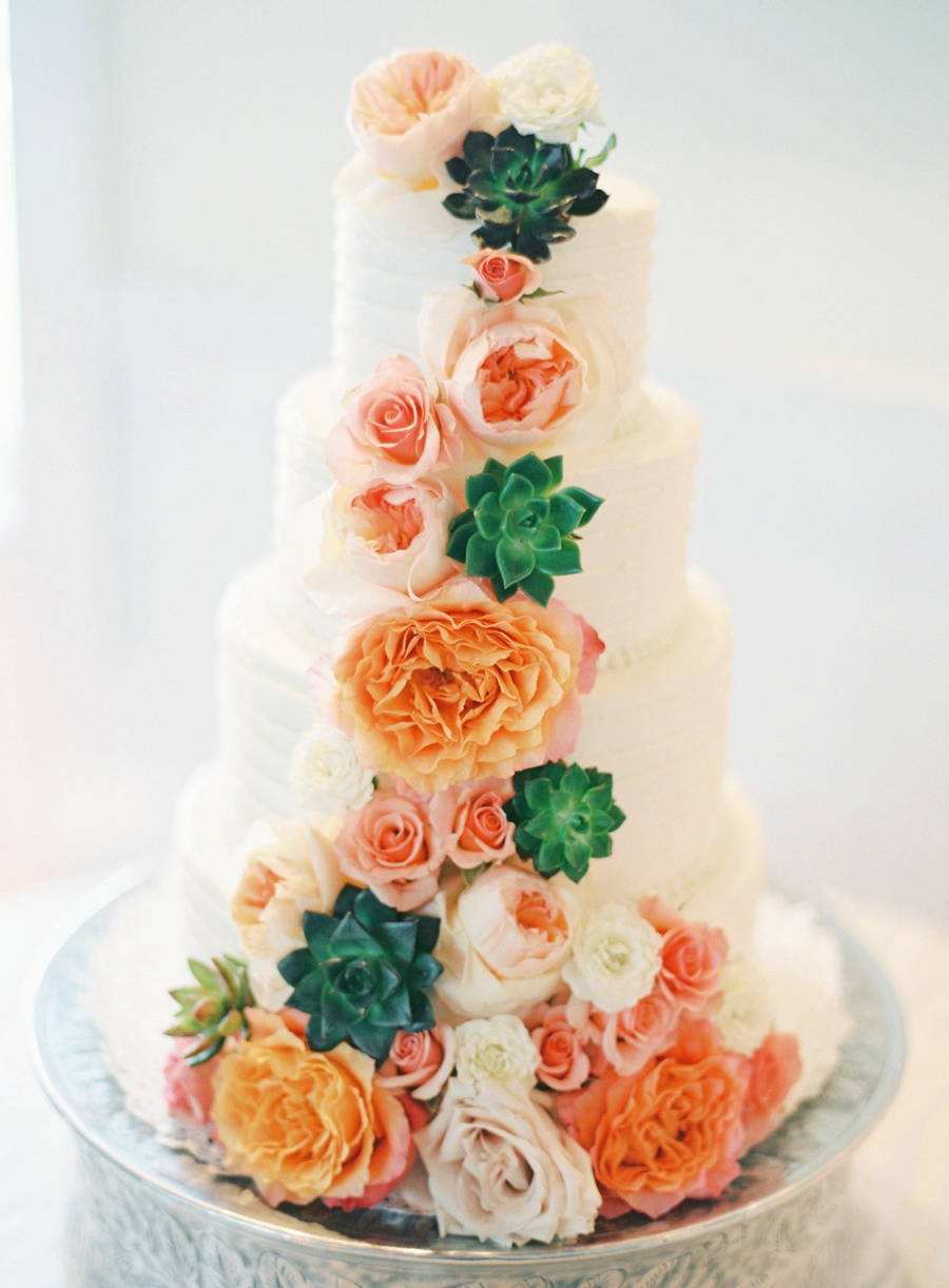 Bánh cưới đẹp 4 tầng kết hoa hồng và sen đá