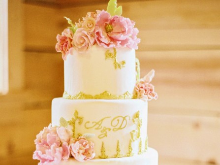 Bánh cưới đẹp phong cách hoàng gia với họa tiết ánh kim