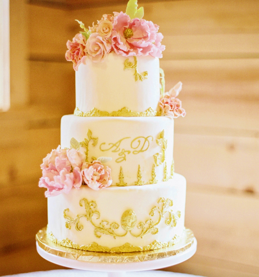 Bánh cưới đẹp phong cách hoàng gia với họa tiết ánh kim