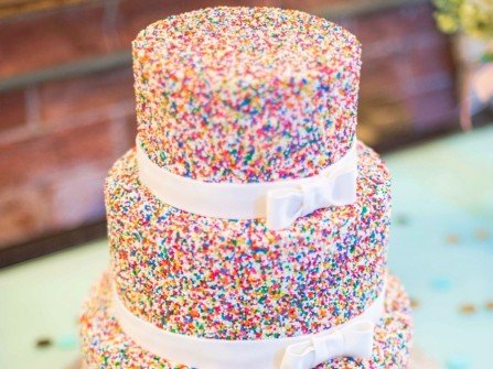 Bánh cưới đẹp phủ kẹo cốm đầy màu sắc