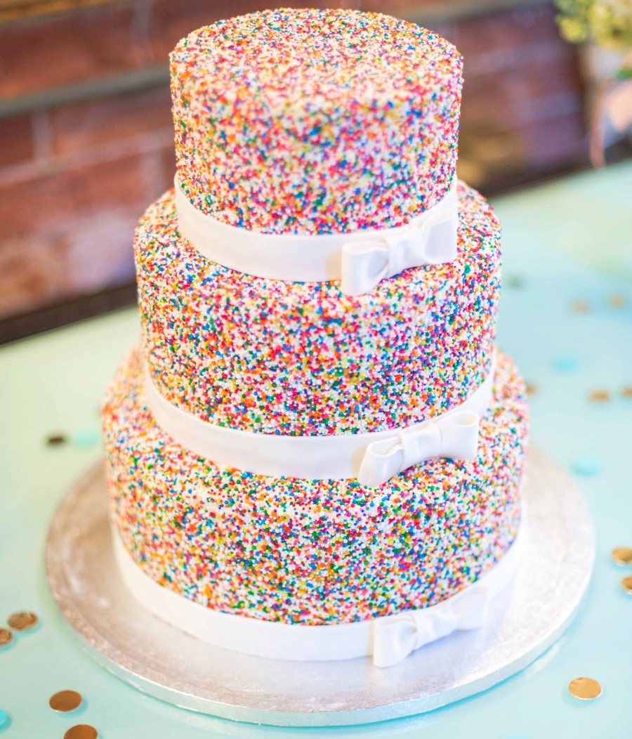 Bánh cưới đẹp phủ kẹo cốm đầy màu sắc