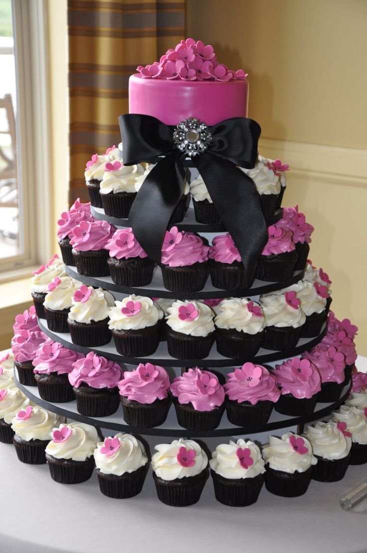 Bánh cưới đẹp hình váy cô dâu cách điệu từ cupcake