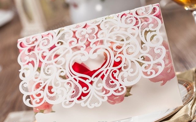 Thiệp cưới đẹp cắt laser biểu tượng trái tim cầu kỳ