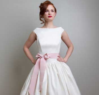 Váy cưới đẹp dáng ngắn màu trắng nhấn nơ hồng tự nhiên