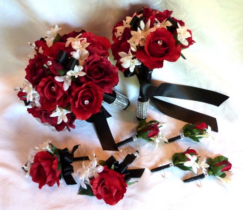 Hoa cưới cầm tay gam đỏ đen ấn tượng
