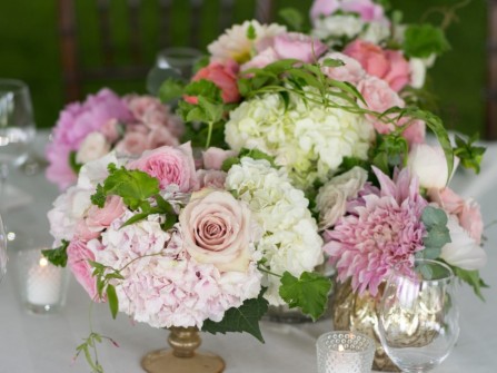 Hoa trang trí bàn tiệc gam hồng nhẹ nhàng