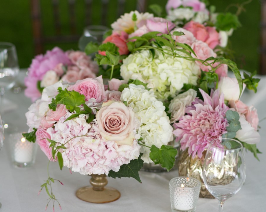 Hoa trang trí bàn tiệc gam hồng nhẹ nhàng