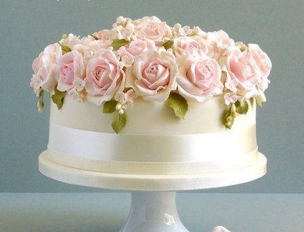 Bánh cưới đẹp phong cách cổ điển trang trí hoa hồng