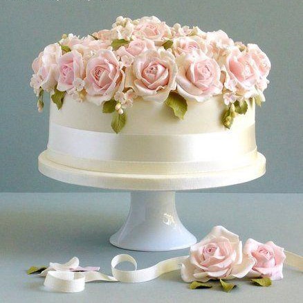 Bánh cưới đẹp phong cách cổ điển trang trí hoa hồng
