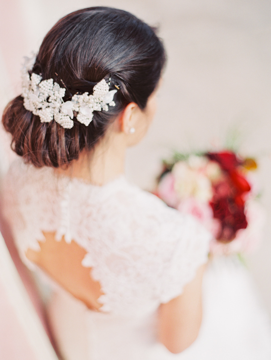 Tóc cưới đẹp búi răng lược cài phụ kiện hoa trắng
